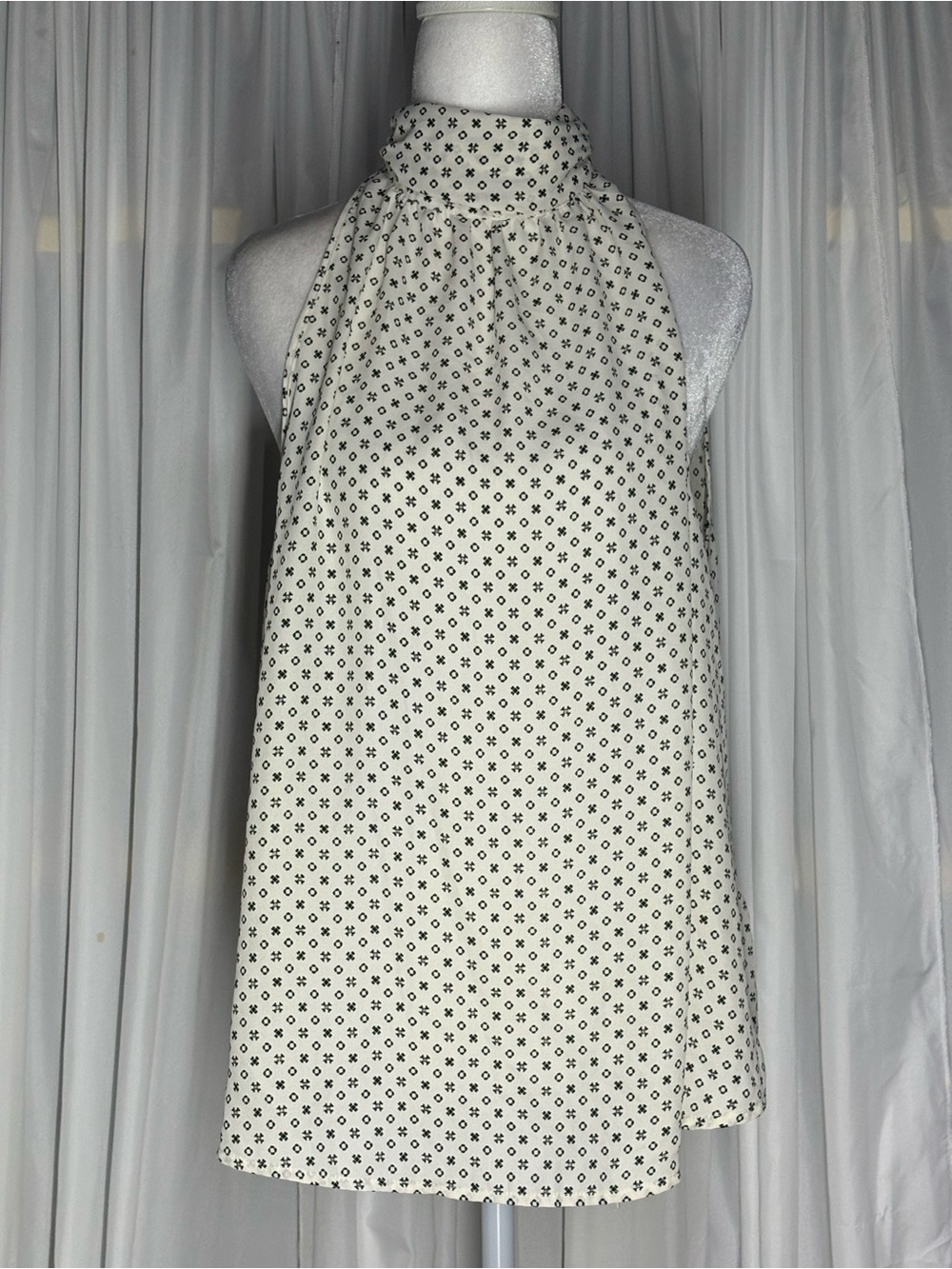 Hope&Harlow Sleeveless High-Neck Cream Blouse with Black Micro Print XL